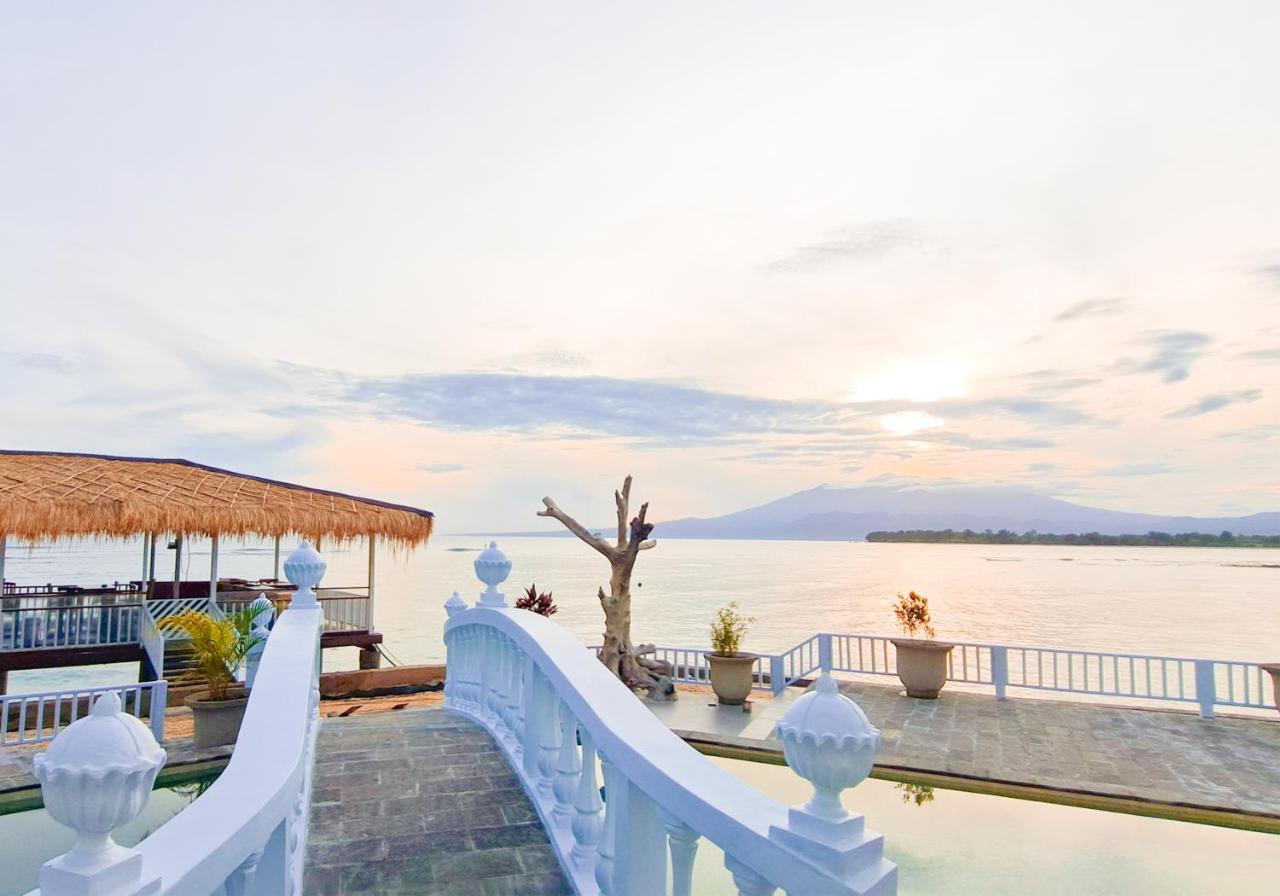 Gili Beachfront Suites Гілі-Траванган Екстер'єр фото